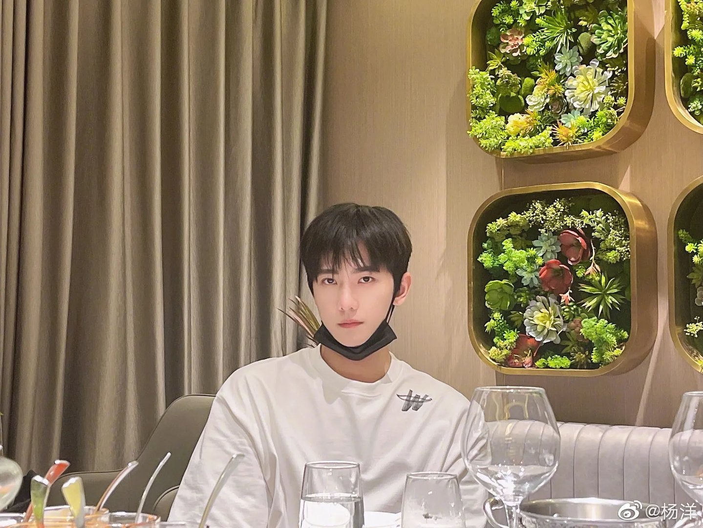 杨洋蓝色针织晒自拍，你觉得他是越看越帅的男明星吗？