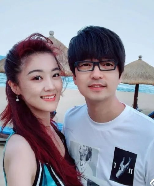 王小玮宣布离婚后首次现身,没有搭档的她表演的怎么样?