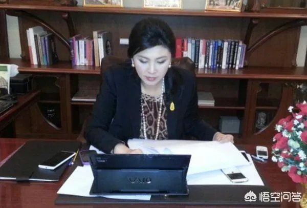 为什么泰国总理和副总理在对待英拉的态度上截然相反？