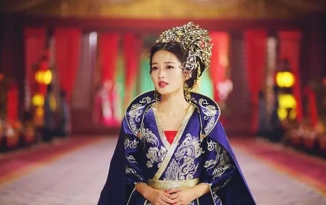 为什么《楚乔传》中，淳儿出嫁的衣服是蓝色的？