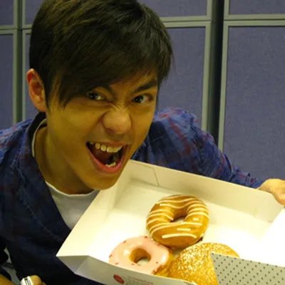 森美老婆穿短裙秀长腿 夫妇两人牵手逛名店收获甚多