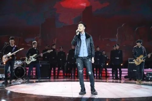 陈乐基曾被汪峰亲手淘汰，4年后成功逆袭，如今的状态又是怎样？