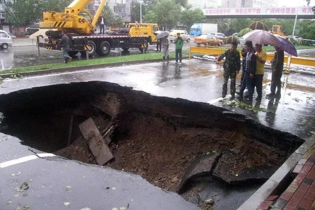 惊心！厦门地铁站周边地面突然塌陷，车辆瞬间掉落, 你怎么看？