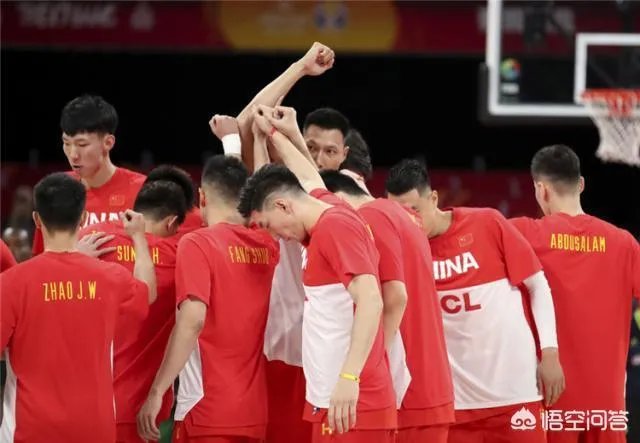 李楠最后时刻叫暂停的时候,周琦表示摊手无奈,他是不是也被李楠搞懵逼了?