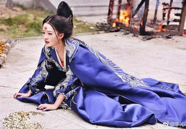 为什么《楚乔传》中，淳儿出嫁的衣服是蓝色的？