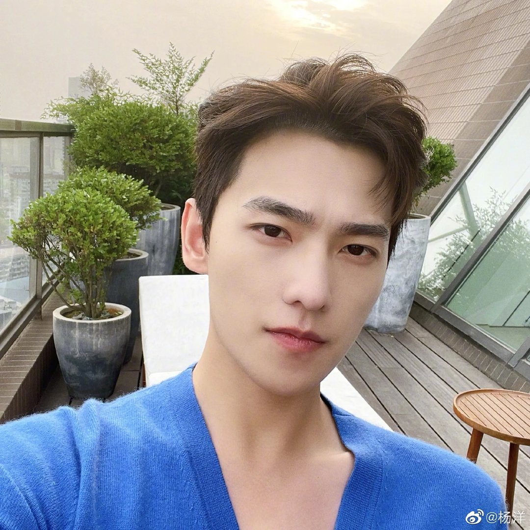 杨洋蓝色针织晒自拍，你觉得他是越看越帅的男明星吗？