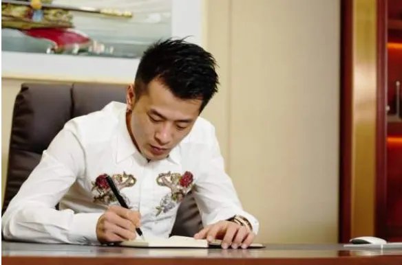 辛巴与酒店保安发生冲突，网红为何如此嚣张?