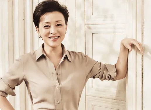 杨澜和老公罕见热吻：为何她离婚后没有选费翔，而是商人吴征？