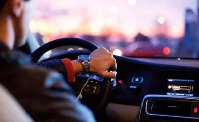 两女子凌晨开车冲入河中溺亡，如何避免交通意外事故的发生？