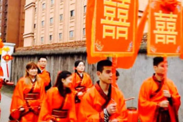 新郎接亲被20多个横幅威胁，如果是你你会怎么办呢？