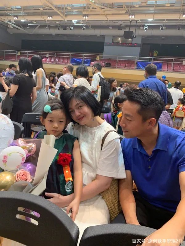 大S汪小菲合体参加女儿毕业典礼,女儿为何越来越像爸爸