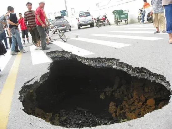 惊心!厦门地铁站周边地面突然塌陷,车辆瞬间掉落, 你怎么看?