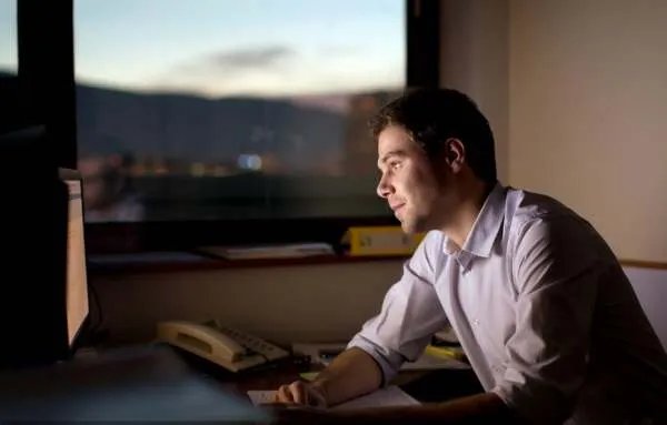 新华社评拼多多员工猝死，为什么现在的年轻人越来越累？