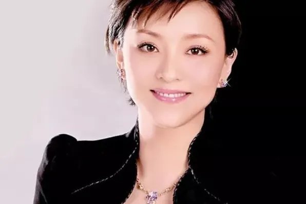 杨澜和老公罕见热吻：为何她离婚后没有选费翔，而是商人吴征？
