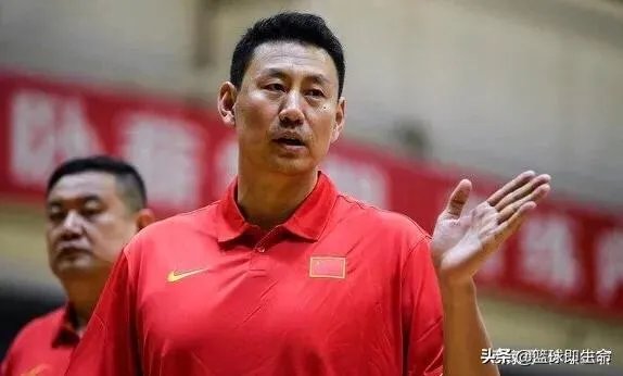 李楠最后时刻叫暂停的时候,周琦表示摊手无奈,他是不是也被李楠搞懵逼了?