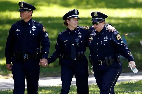 昆明击毙现场，警察向凶徒下跪，对此你有何感触？