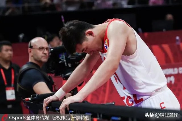 李楠最后时刻叫暂停的时候,周琦表示摊手无奈,他是不是也被李楠搞懵逼了?