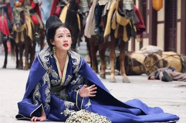 为什么《楚乔传》中，淳儿出嫁的衣服是蓝色的？