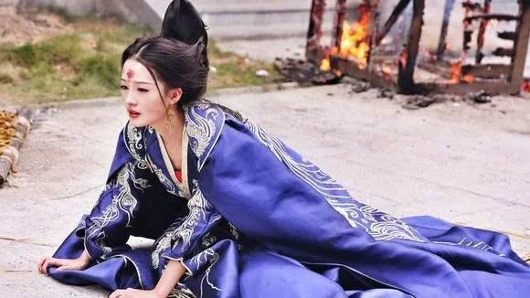 为什么《楚乔传》中，淳儿出嫁的衣服是蓝色的？