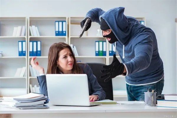 昆明击毙现场，警察向凶徒下跪，对此你有何感触？