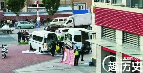 女子携女童坠亡 目击者称真的太残忍了