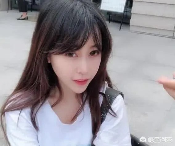 LOL小智评价卡卡,现实中不是直播时的样子,穿着性感是被逼的,你怎么看?