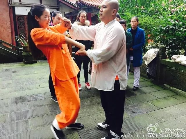 咏春大师74秒被KO,传统武术战斗力真的不行吗?你有什么看法?