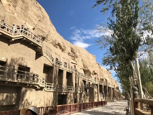 敦煌莫高窟因强沙尘暂停开放,蒙上了黄沙的敦煌又是怎样一副景象?