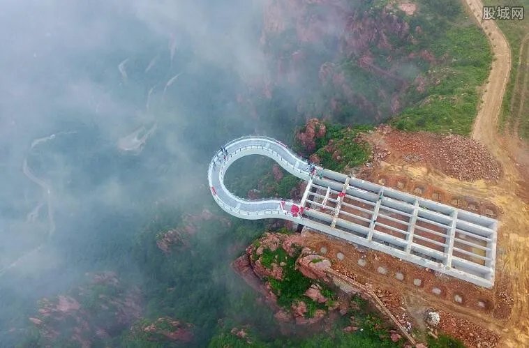 中原第一玻璃廊桥 耗资三千万或成河南旅游业新吸金点