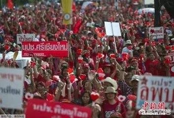 为什么泰国总理和副总理在对待英拉的态度上截然相反？