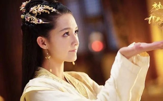 为什么《楚乔传》中，淳儿出嫁的衣服是蓝色的？