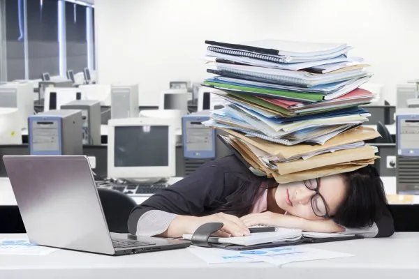 新华社评拼多多员工猝死，为什么现在的年轻人越来越累？