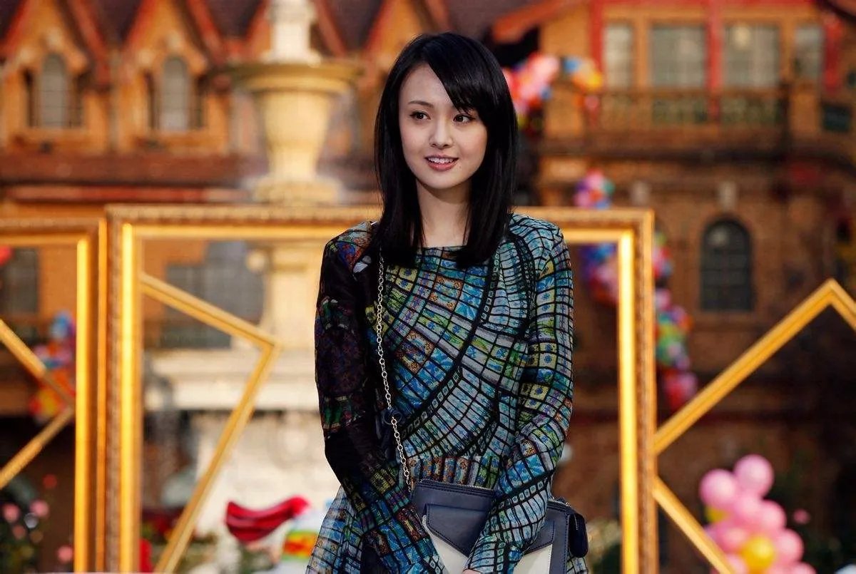 在每年的演员颁奖的典礼之上，郑爽有没有正式的红毯礼服照？