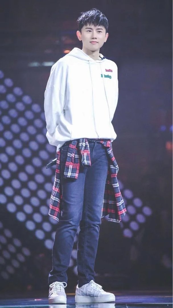 张杰获奖谢谢很辛苦的娜娜，隔空秀恩爱，他们的爱情你羡慕吗？