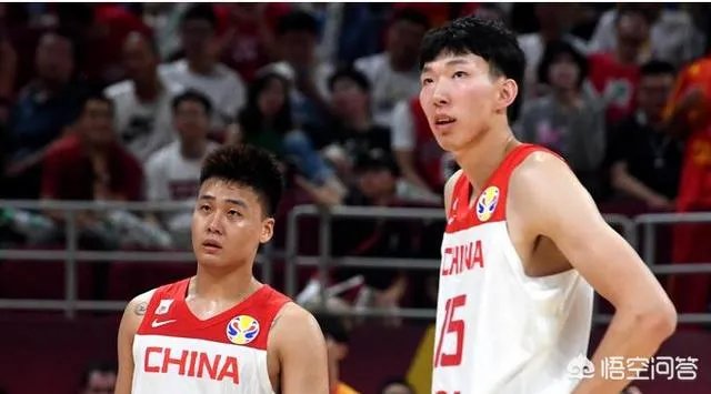 李楠最后时刻叫暂停的时候,周琦表示摊手无奈,他是不是也被李楠搞懵逼了?