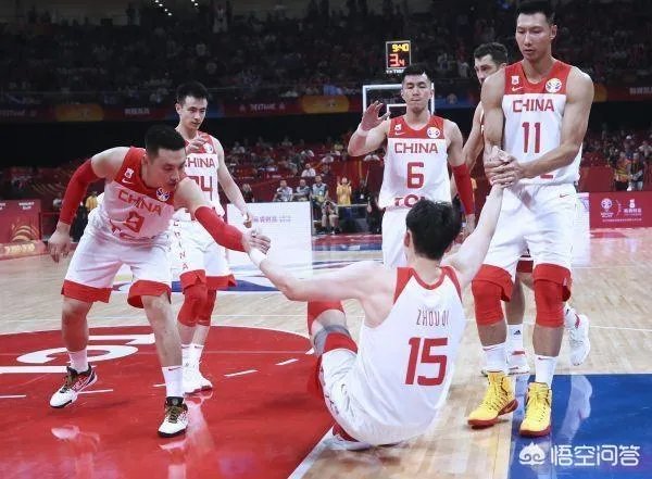 李楠最后时刻叫暂停的时候,周琦表示摊手无奈,他是不是也被李楠搞懵逼了?