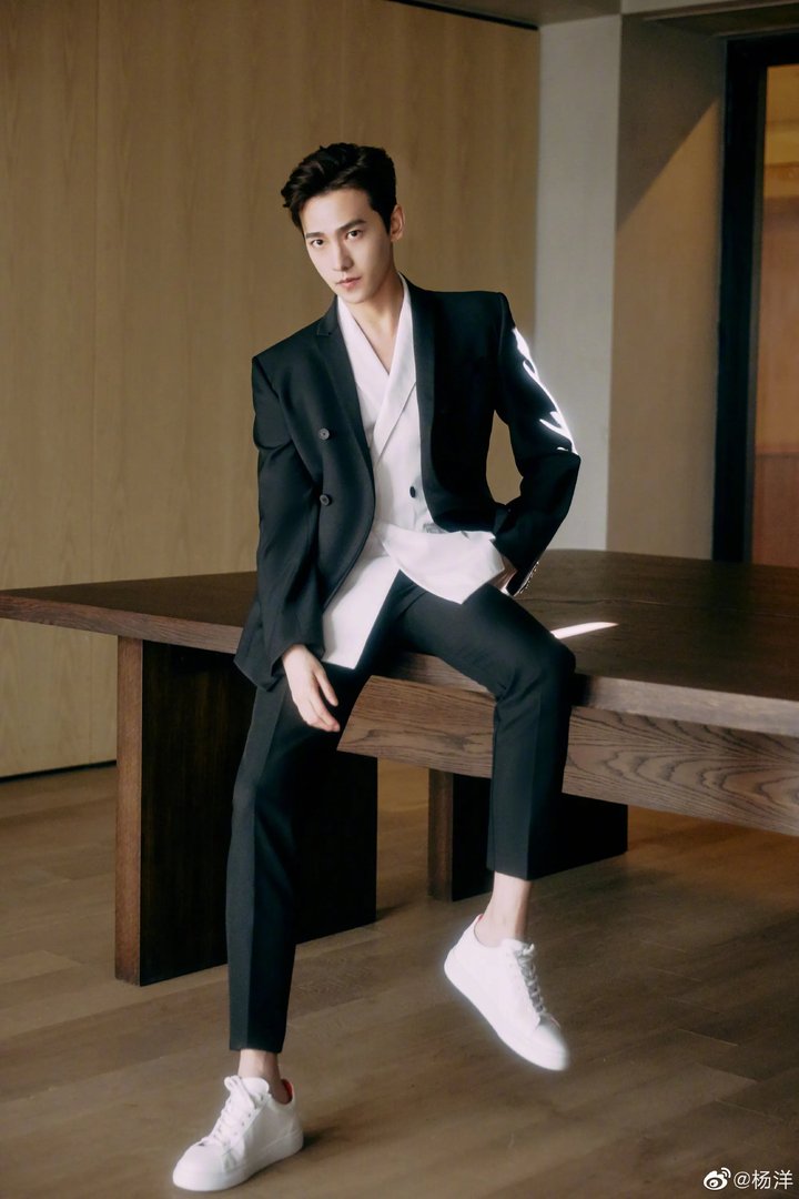 杨洋蓝色针织晒自拍，你觉得他是越看越帅的男明星吗？