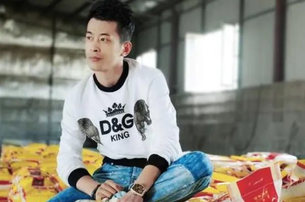 辛巴与酒店保安发生冲突，网红为何如此嚣张?