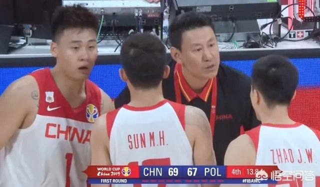 李楠最后时刻叫暂停的时候,周琦表示摊手无奈,他是不是也被李楠搞懵逼了?