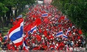 为什么泰国总理和副总理在对待英拉的态度上截然相反？