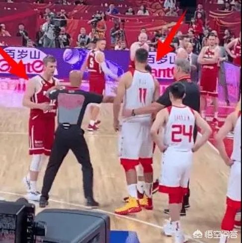 李楠最后时刻叫暂停的时候,周琦表示摊手无奈,他是不是也被李楠搞懵逼了?