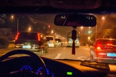 两女子凌晨开车冲入河中溺亡，如何避免交通意外事故的发生？