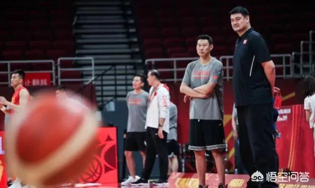 李楠最后时刻叫暂停的时候,周琦表示摊手无奈,他是不是也被李楠搞懵逼了?