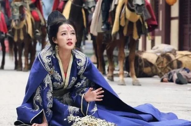 为什么《楚乔传》中，淳儿出嫁的衣服是蓝色的？