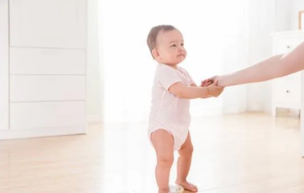 宝宝学走路越早越好吗？专家回应坏处有哪些？