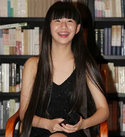 “时间天使”小彩旗比基尼照 被曝有28岁男友