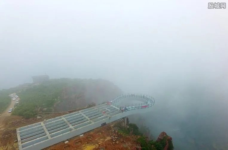 中原第一玻璃廊桥 耗资三千万或成河南旅游业新吸金点