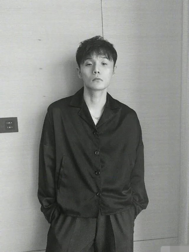 近日李荣浩写小作文diss自家物业只收费积极,对此你怎么看?