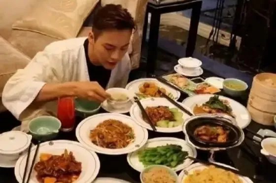 被称为是“大胃王”明星的陈伟霆，他的饮食量到底有多惊人？