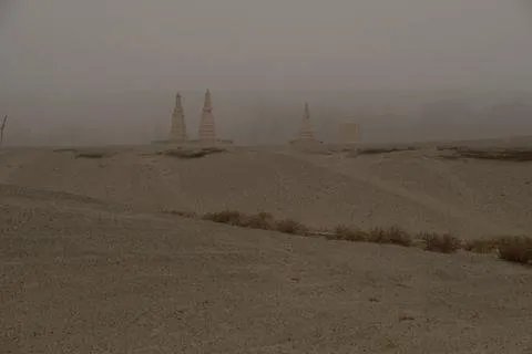 敦煌莫高窟因强沙尘暂停开放,蒙上了黄沙的敦煌又是怎样一副景象?